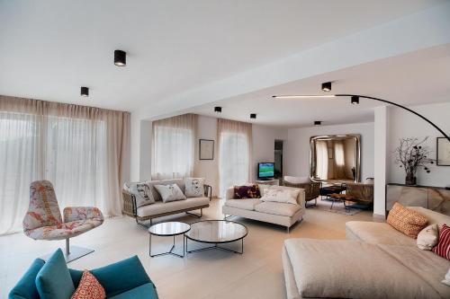Villa Sumartin Selca stunning luxurious frontline 7 bedrooms villa amazing sea-views - image 6