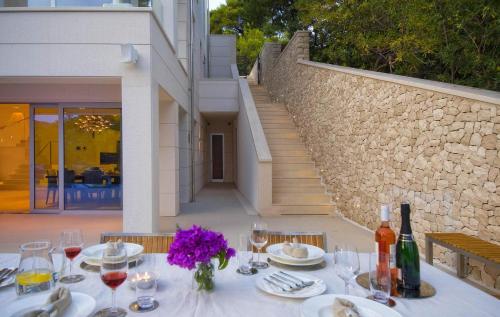 Villa Selca Brac A Stunning Contemporary 5 Bedroom Villa 5 Metres to the Beach - image 5