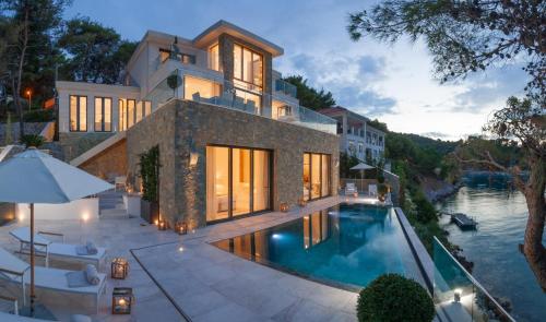 Villa Selca Waterfront Super Spectacular 4 Bedroom Villa Gym Sauna Boat Mooring Wine Cella - image 5