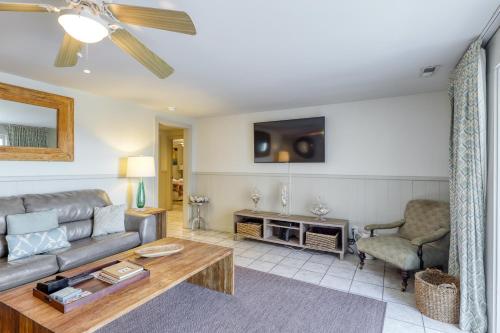 Cottage Off Center - image 4
