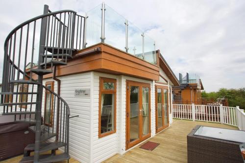 Beautiful 2-Bed lodge with hot tub and saunain Ely