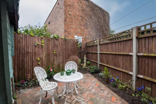 Exclusive Home in Acton by UnderTheDoormat - image 6