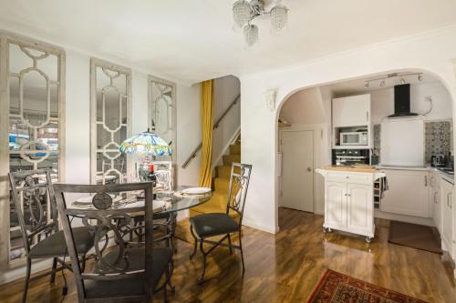 Exclusive Home in Acton by UnderTheDoormat - image 8