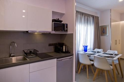 SYNATHENS APARTMENTS & STUDIOS - image 2
