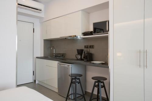 SYNATHENS APARTMENTS & STUDIOS - image 9