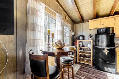 Big Bear Cozy Cabin - image 2