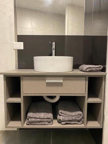 One-Bedroom Apartment image 9