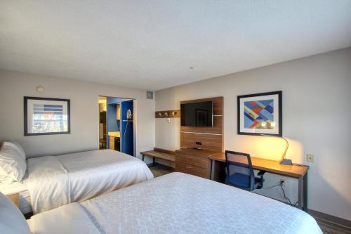 Holiday Inn Express Hotel & Suites Oshkosh - State Route 41