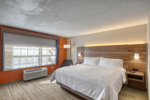 Holiday Inn Express Hotel & Suites Oshkosh - State Route 41