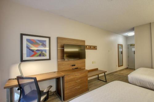 Holiday Inn Express Hotel & Suites Oshkosh - State Route 41