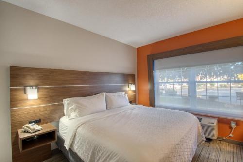 Holiday Inn Express Hotel & Suites Oshkosh - State Route 41