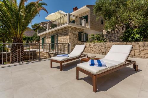 Villa Turquoise Waterfront A Beautiful 3 Bedroom Villa A Stones throw to the Beach - image 2