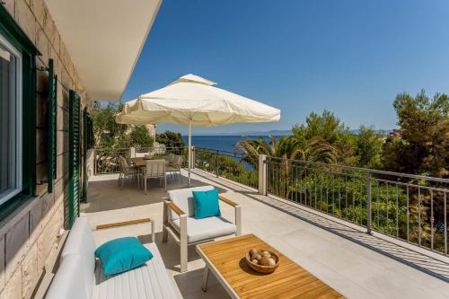 Villa Turquoise Waterfront A Beautiful 3 Bedroom Villa A Stones throw to the Beach - image 6