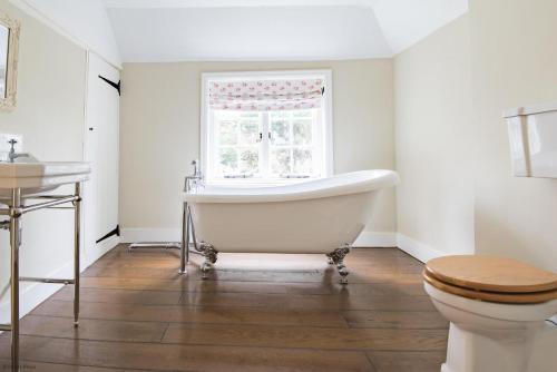 ทัศนียภาพภายนอกโรงแรม, Oast Barn Cottage by Bloom Stays in เฟเวอร์ชาม