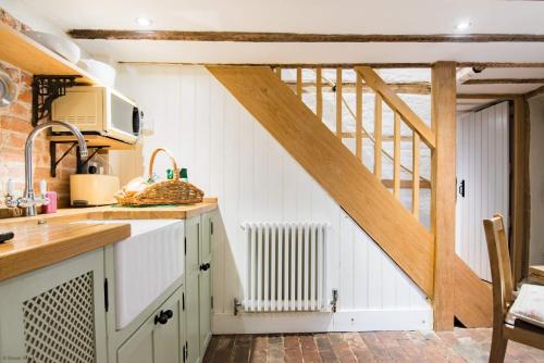 ทัศนียภาพภายนอกโรงแรม, Oast Barn Cottage by Bloom Stays in เฟเวอร์ชาม