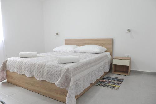 1 queen bed, 1 sofa bed