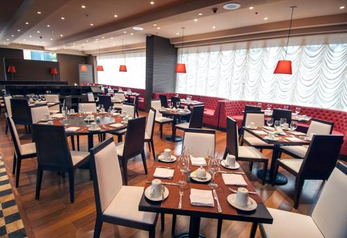 Restaurant, DoubleTree by Hilton Bogota Parque 93 in Bogotá