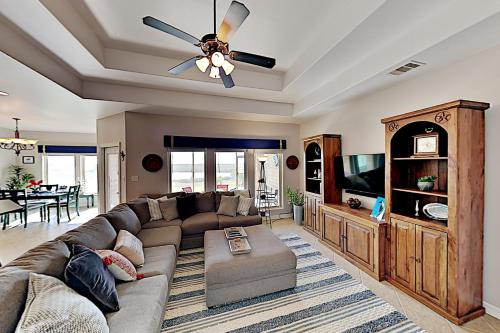 Gulf Getaway Near Beach - 2 Pools Tennis & Golf townhouse - image 3