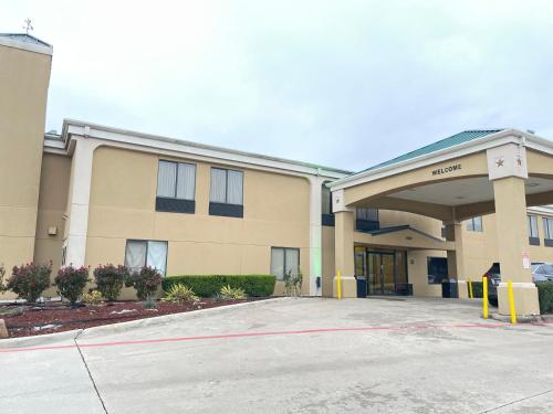 Super 8 by Wyndham Fort Worth Downtown South - image 14