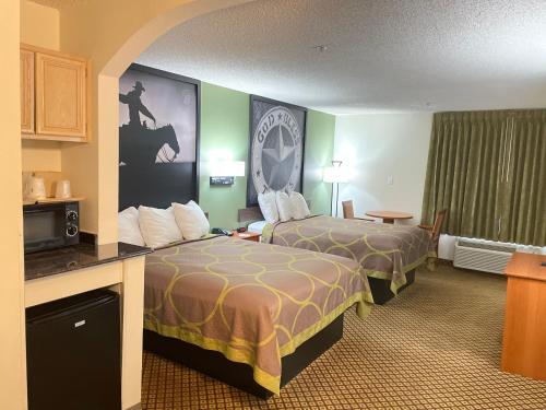 Super 8 by Wyndham Fort Worth Downtown South - image 4