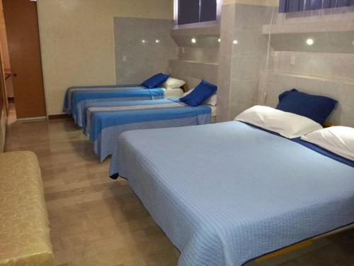 1 queen bed, 2 twin beds