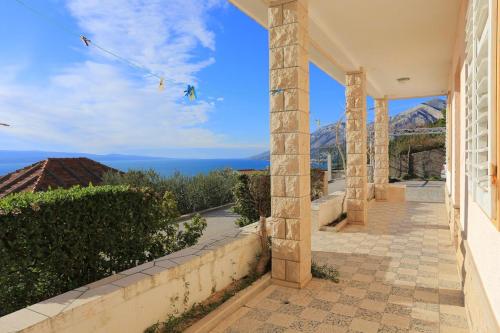 Apartments with a parking space Brela, Makarska - 18495