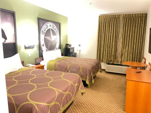Super 8 by Wyndham Fort Worth Downtown South - image 7
