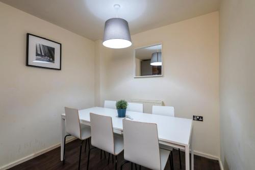GuestReady - Family Home in Salford
