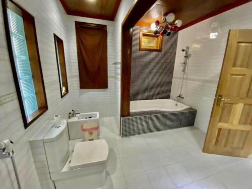 Bathroom, Endhaa, Divers Home in Gnaviyani Atoll