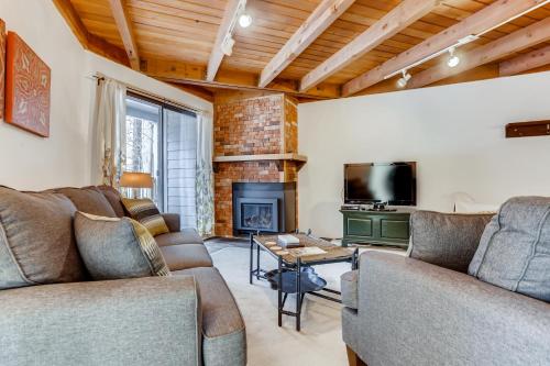 E206 Treehouse condo - main image