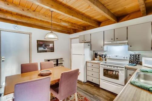 E206 Treehouse condo - image 6