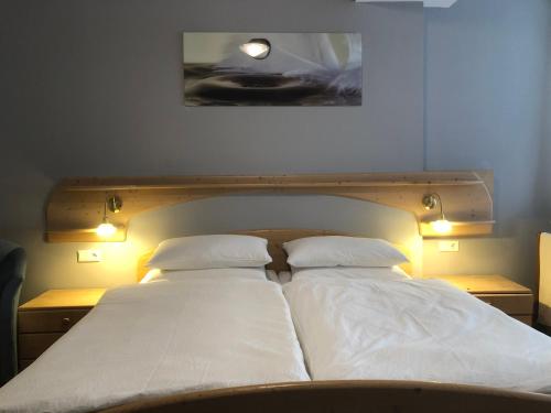 1 king bed, 1 bunk bed, 1 sofa bed