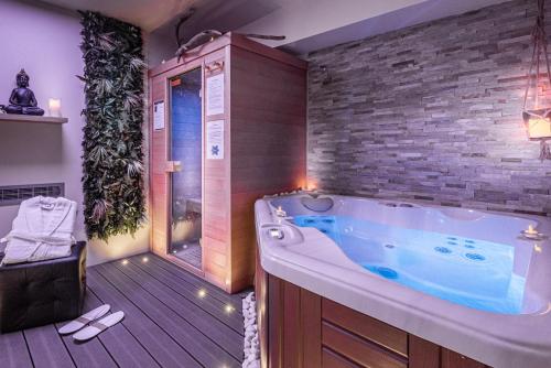 Suite Romantique Sauna et Jacuzzi Hotel de charme Aude