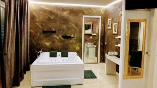 Gold house Room Type - Deluxe Suite with Spa Bath