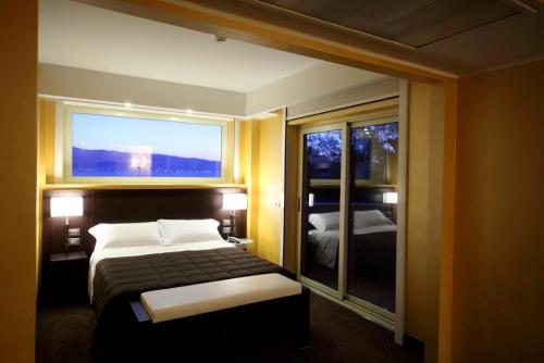 E' Hotel - image 8
