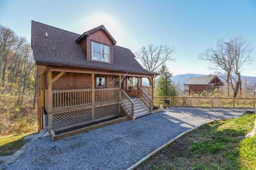 Walnut Ridge Cabin. Sleeps 7-11! Hot tub, pool table, minutes to downtown Gatlinburg!