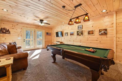 Walnut Ridge Cabin. Sleeps 7-11! Hot tub pool table minutes to downtown Gatlinburg! - image 13
