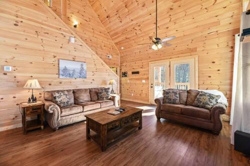 Walnut Ridge Cabin. Sleeps 7-11! Hot tub pool table minutes to downtown Gatlinburg! - image 14