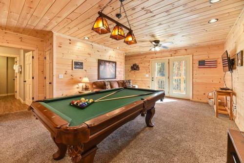 Walnut Ridge Cabin. Sleeps 7-11! Hot tub pool table minutes to downtown Gatlinburg! - image 4