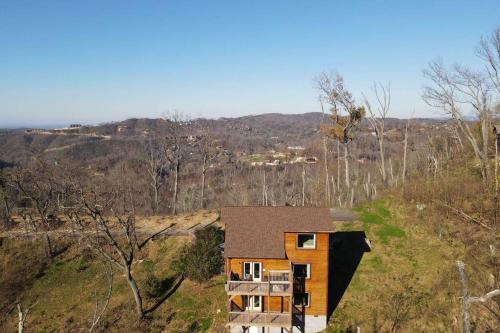 Walnut Ridge Cabin. Sleeps 7-11! Hot tub pool table minutes to downtown Gatlinburg! - main image