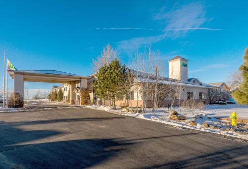 Holiday Inn Express Hotel & Suites Raton