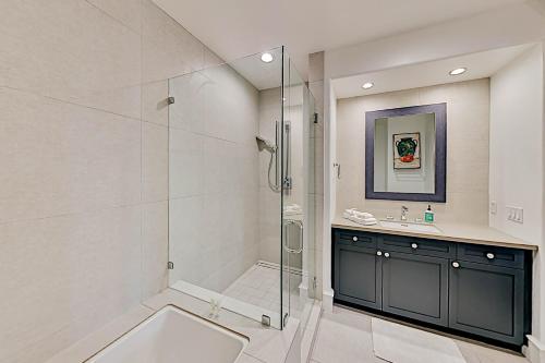 Gorgeous Remodel - Fireplace Pools & Hot Tubs condo - image 8