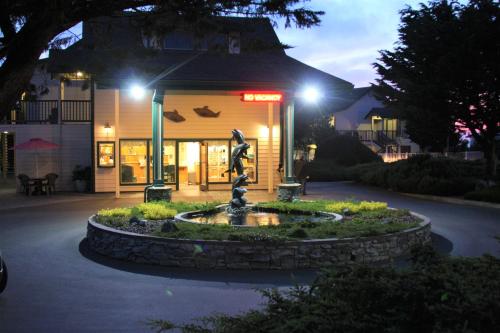 เอมเมอรัลด์ ดอลฟิน อินน์ แอนด์ มินิ กอล์ฟ (Emerald Dolphin Inn & Mini Golf) in ฟอร์ตบรากก์ (CA)