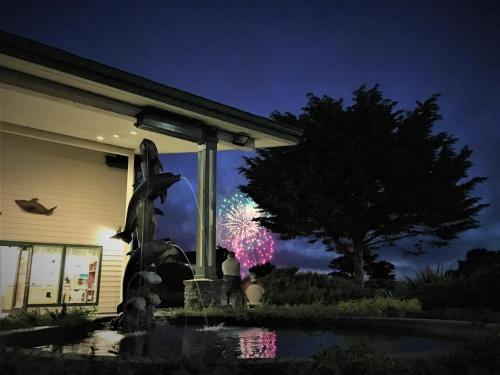 ทางเข้า, เอมเมอรัลด์ ดอลฟิน อินน์ แอนด์ มินิ กอล์ฟ (Emerald Dolphin Inn & Mini Golf) in ฟอร์ตบรากก์ (CA)