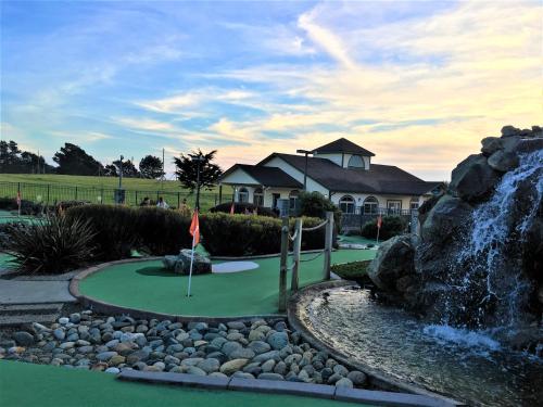 Mini golf course, Emerald Dolphin Inn & Mini Golf in Fort Bragg (CA)