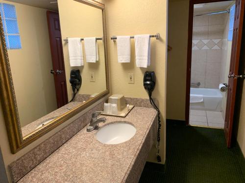 Del Rio Executive Inn - main image