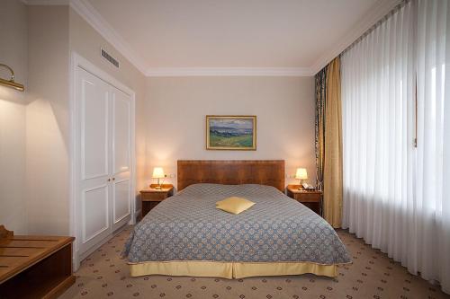 Kiev Lypki Luxury Apartments - image 3