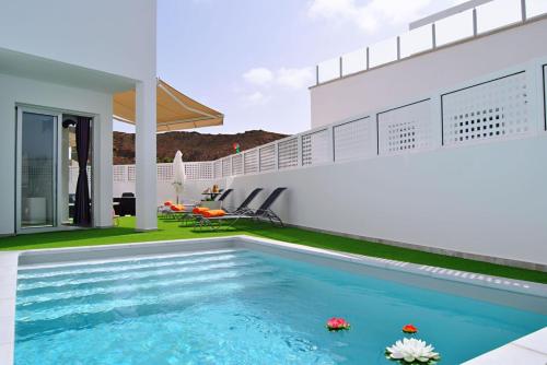 Big Villa Tauro with Private Heated Saltwater Pool & Jacuzzi & BBQ & Game Room & Arcade Games