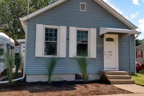 Main Street home near Starved Rock and Downtown Ottawa photo 1