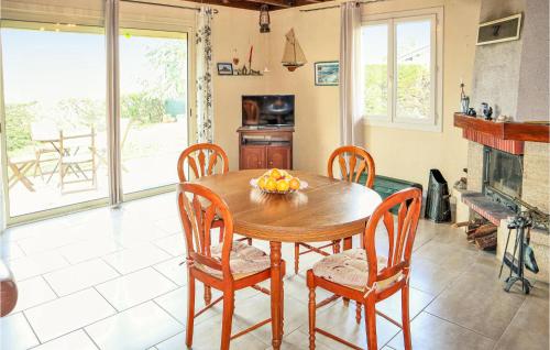 Amazing home in VILLENEUVE DE BERG with 3 Bedrooms gîte à louer Lussas